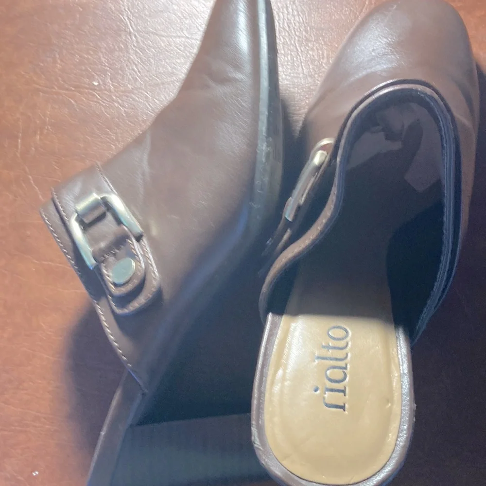 Rialto with mule hills . Brown Leather with a buckle on both shoes. Size 7/2 med - Picture 1 of 5